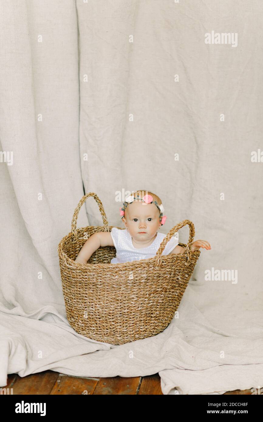 Bebe Fille Avec Couronne Sur Sa Tete S Assoit Et Sort Du Panier En Osier Photo Stock Alamy Bebe Fille Avec Couronne Sur Sa Tete S Assoit Et Sort Du Panier En Osier Photo Stock Alamy