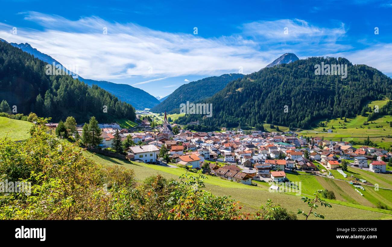 Montagnes entourant le village autrichien Nauders. L'Italie (la région de l'Alto Adige est reliée par le col de Resia) et la Suisse sont proches Banque D'Images