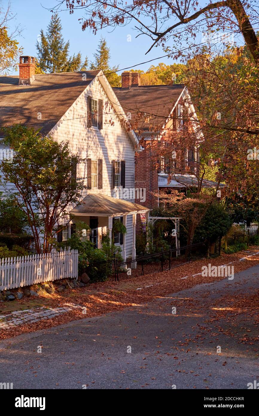 Clôture de piquets blancs et maisons dans une rue de Dickeyville, l'époque coloniale, moulin historique. À Baltimore, Maryland, en automne. Banque D'Images