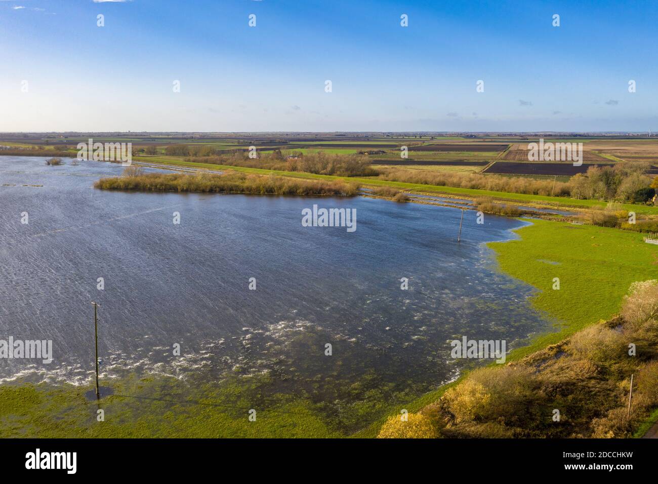 La photo datée du 15 novembre montre les champs inondés près d'Ely à Cambridgeshire le dimanche matin après que la rivière Delph a éclaté ses rives après les fortes pluies récentes au cours du week-end. Les routes de Cambridgeshire ont été inondées aujourd'hui (jeudi) C avec plus de pluie et de pluie et de douches attendu cette semaine. Les automobilistes ont eu du mal à rouler le long des routes inondées de Sutton Gault après que la rivière Great Ouse ait éclaté sur ses rives. Selon l'Agence pour l'environnement, il y a actuellement 18 avertissements d'inondation et 39 alertes d'inondation. Les douches devraient se déplacer vers le sud tout au long de la journée, avec le temps hivernal dans le n Banque D'Images