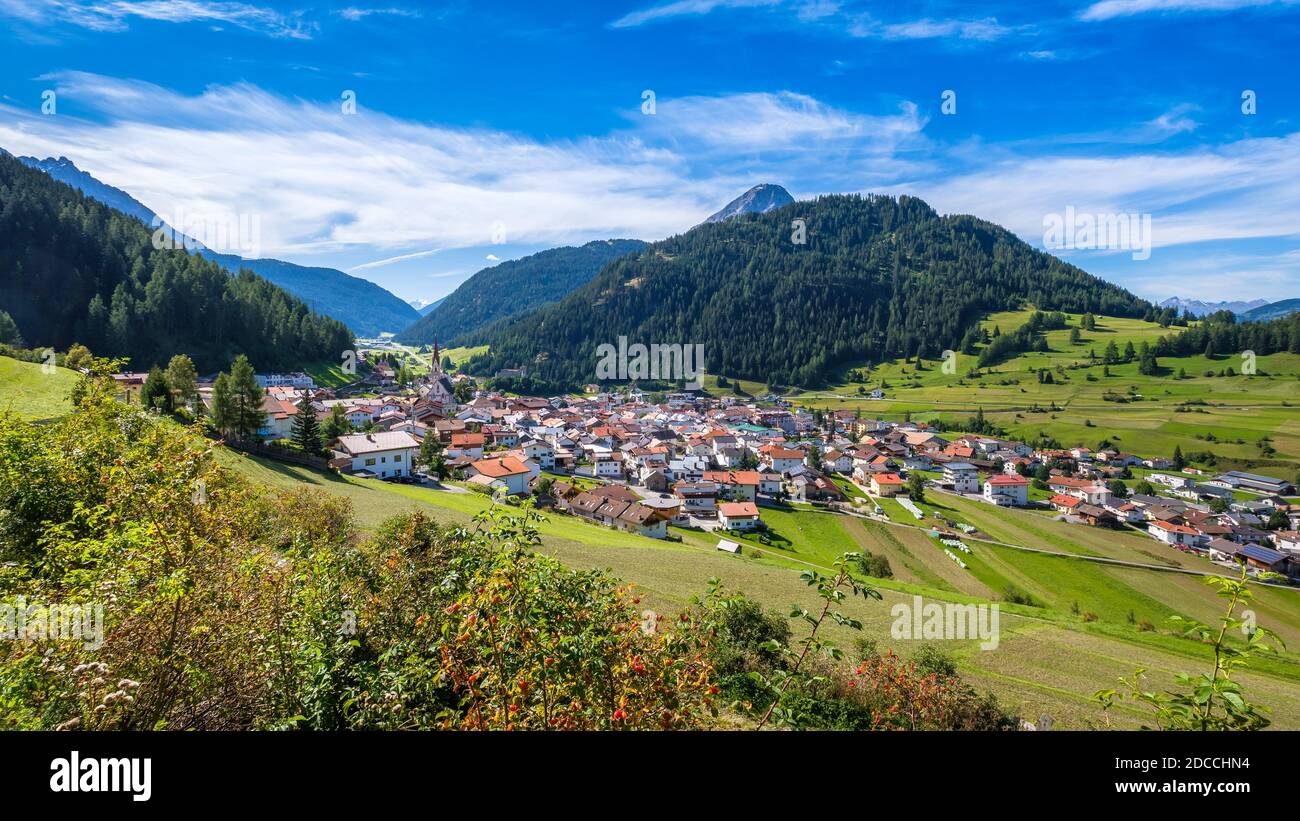 Montagnes entourant le village autrichien Nauders. L'Italie (la région de l'Alto Adige est reliée par le col de Resia) et la Suisse sont proches Banque D'Images