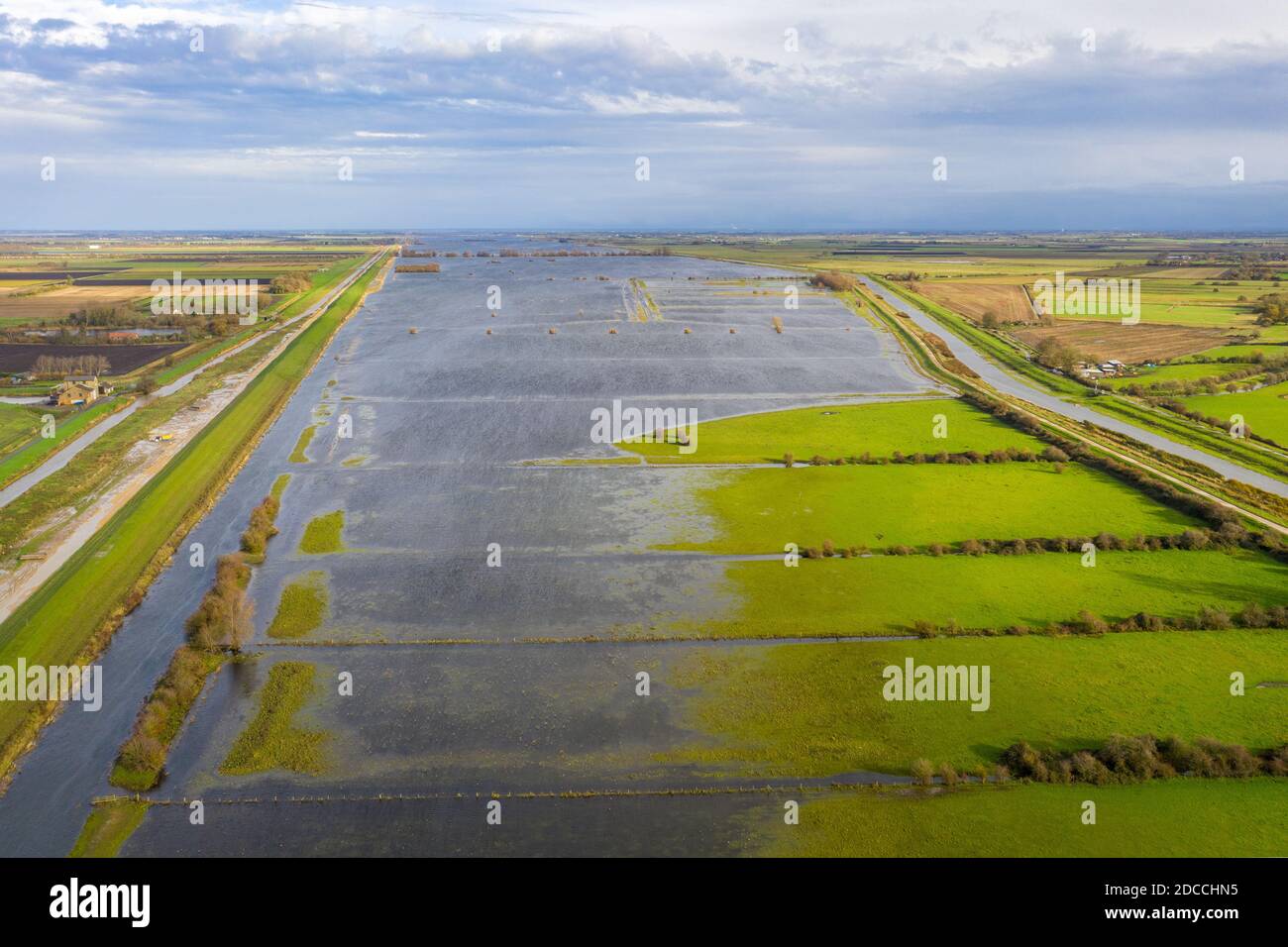 La photo datée du 15 novembre montre les champs inondés près d'Ely à Cambridgeshire le dimanche matin après que la rivière Delph a éclaté ses rives après les fortes pluies récentes au cours du week-end. Les routes de Cambridgeshire ont été inondées aujourd'hui (jeudi) C avec plus de pluie et de pluie et de douches attendu cette semaine. Les automobilistes ont eu du mal à rouler le long des routes inondées de Sutton Gault après que la rivière Great Ouse ait éclaté sur ses rives. Selon l'Agence pour l'environnement, il y a actuellement 18 avertissements d'inondation et 39 alertes d'inondation. Les douches devraient se déplacer vers le sud tout au long de la journée, avec le temps hivernal dans le n Banque D'Images