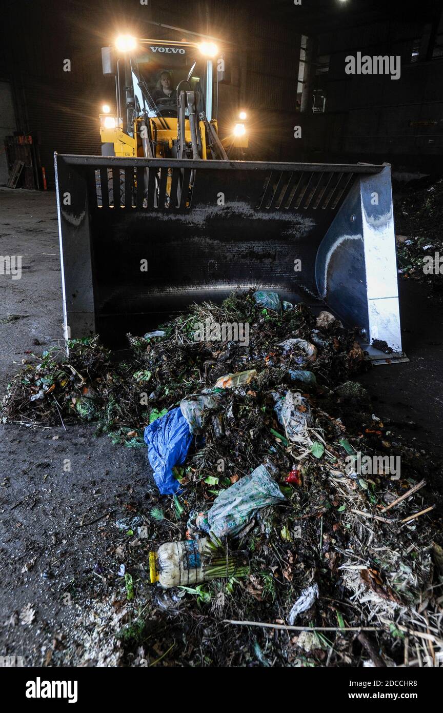 ALLEMAGNE, Hambourg, usine de compost et usine de biogaz , déchets organiques fermentés à sec à Biogas et compost , le méthane est fourni dans le réseau de gaz , déchets organiques des ménages de jardins / DEUTSCHLAND, Hambourg , Kompostwerk und Biogasanlage Buetzberg der Stadtreinigung Hambourg, In einer Trockenfermentation Anlage werden aus organischen Abfaellen Biogas und hochwertiger Kompost erzeugt, das Gas wird durch Vattenfall in das Gasnetz eingespeist Banque D'Images