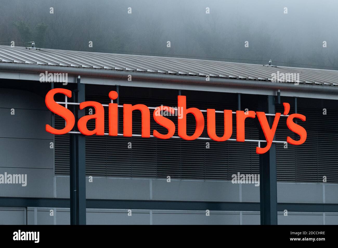 Le logo du supermarché Sainsbury's le jour sombre Banque D'Images