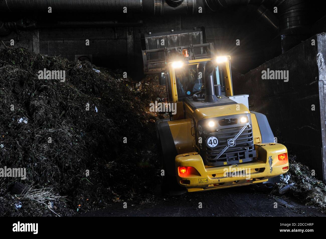 ALLEMAGNE, Hambourg, usine de compost et usine de biogaz , déchets organiques fermentés à sec à Biogas et compost , le méthane est fourni dans le réseau de gaz , déchets organiques des ménages de jardins / DEUTSCHLAND, Hambourg , Kompostwerk und Biogasanlage Buetzberg der Stadtreinigung Hambourg, In einer Trockenfermentation Anlage werden aus organischen Abfaellen Biogas und hochwertiger Kompost erzeugt, das Gas wird durch Vattenfall in das Gasnetz eingespeist Banque D'Images