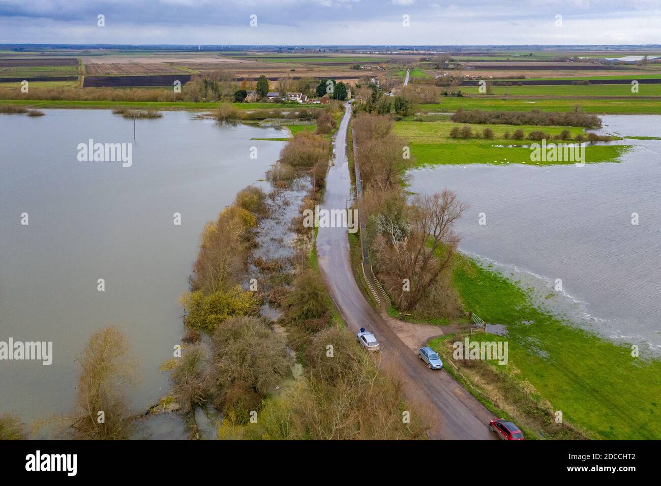 La photo datée du 19 novembre montre les champs inondés de Sutton Gault à Cambridgeshire jeudi matin après que la rivière New Bedford et la rivière Delph ont éclaté sur ses rives après la récente forte pluie. Les routes de Cambridgeshire ont été inondées aujourd'hui (jeudi) C avec plus de pluie et de pluie et de douches attendu cette semaine. Les automobilistes ont eu du mal à rouler le long des routes inondées de Sutton Gault après que la rivière Great Ouse ait éclaté sur ses rives. Selon l'Agence pour l'environnement, il y a actuellement 18 avertissements d'inondation et 39 alertes d'inondation. Les averses devraient se déplacer vers le sud tout au long de la journée, avec la belette de l'hiver Banque D'Images