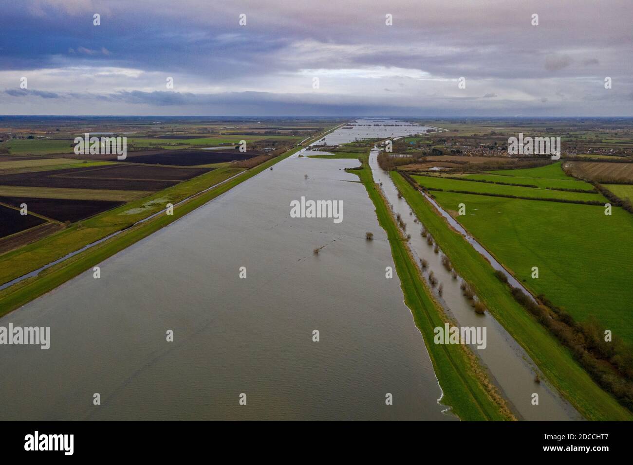 La photo datée du 19 novembre montre les champs inondés de Sutton Gault à Cambridgeshire jeudi matin après que la rivière New Bedford et la rivière Delph ont éclaté sur ses rives après la récente forte pluie. Les routes de Cambridgeshire ont été inondées aujourd'hui (jeudi) C avec plus de pluie et de pluie et de douches attendu cette semaine. Les automobilistes ont eu du mal à rouler le long des routes inondées de Sutton Gault après que la rivière Great Ouse ait éclaté sur ses rives. Selon l'Agence pour l'environnement, il y a actuellement 18 avertissements d'inondation et 39 alertes d'inondation. Les averses devraient se déplacer vers le sud tout au long de la journée, avec la belette de l'hiver Banque D'Images
