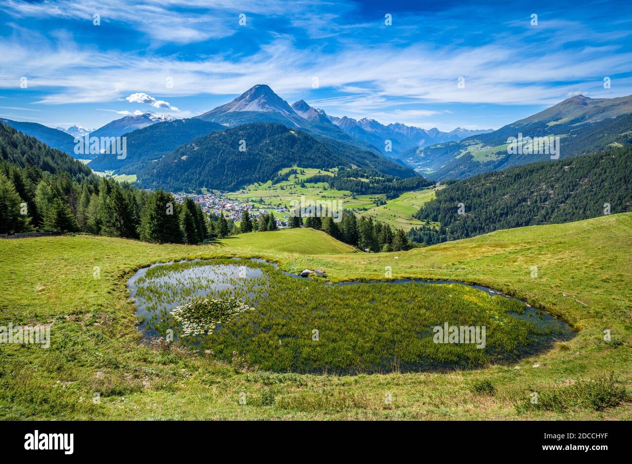 Montagnes entourant le village autrichien Nauders. L'Italie (la région de l'Alto Adige est reliée par le col de Resia) et la Suisse sont proches Banque D'Images