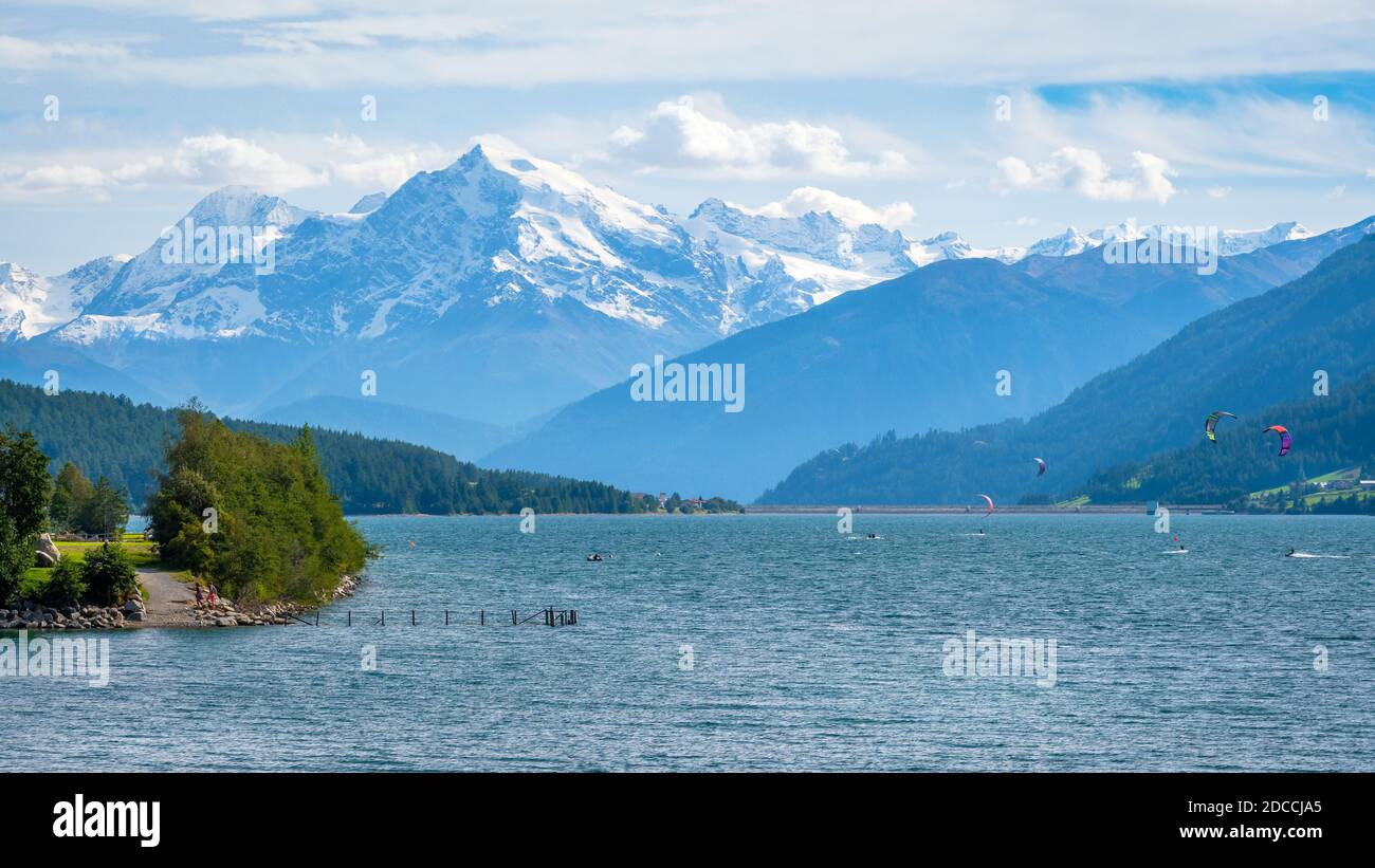 Vue sur le lac Resia et les montagnes Ortler à Val Venosta (Alto Adige, Italie). Il se trouve de l'autre côté de la frontière autrichienne, au col de la Resia Banque D'Images