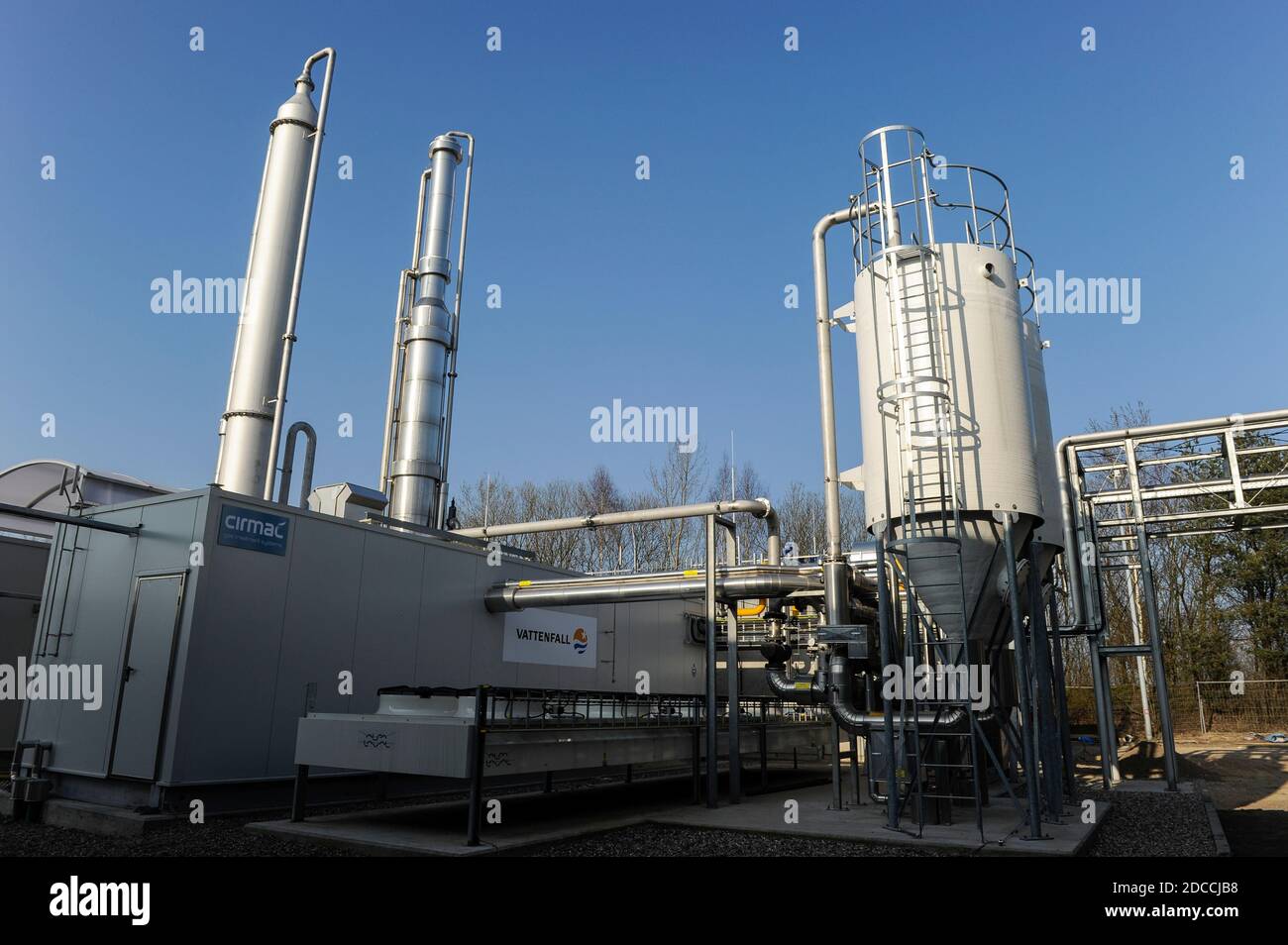 ALLEMAGNE, Hambourg, usine de compost et usine de biogaz, les déchets organiques sont fermentés à sec à Biogas et compost, le biogaz est transformé en biométhane et fourni dans le réseau de gaz / DEUTSCHLAND, Hambourg , Kompostwerk und Biogasanlage Buetzberg der Stadtreinigung Hambourg, In einer Trockenfermentation Anlage werden aus Bioabfaellen Biogas und hochwertiger Kompost erzeugt, das Gas wird durch Vattenfall in das Gasnetz eingespeist, Methanisierung und Einspeisestation Banque D'Images