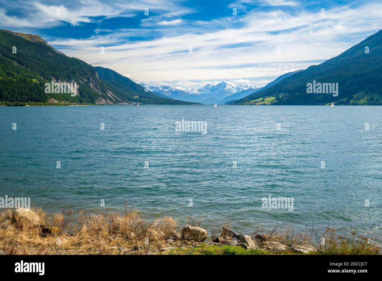 Vue sur le lac Resia et les montagnes Ortler à Val Venosta (Alto Adige, Italie). Il se trouve de l'autre côté de la frontière autrichienne, au col de la Resia Banque D'Images