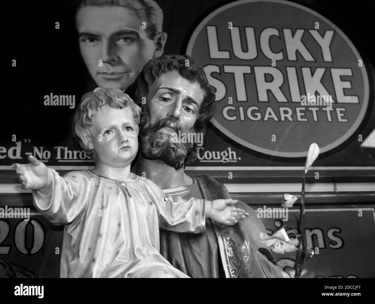 Une sculpture en bois de Saint-Joseph tenant le bébé Jésus sculpté en Autriche dans les années 1890 pour la vente dans un magasin d'antiquités à Santa Fe, Nouveau-Mexique. Banque D'Images