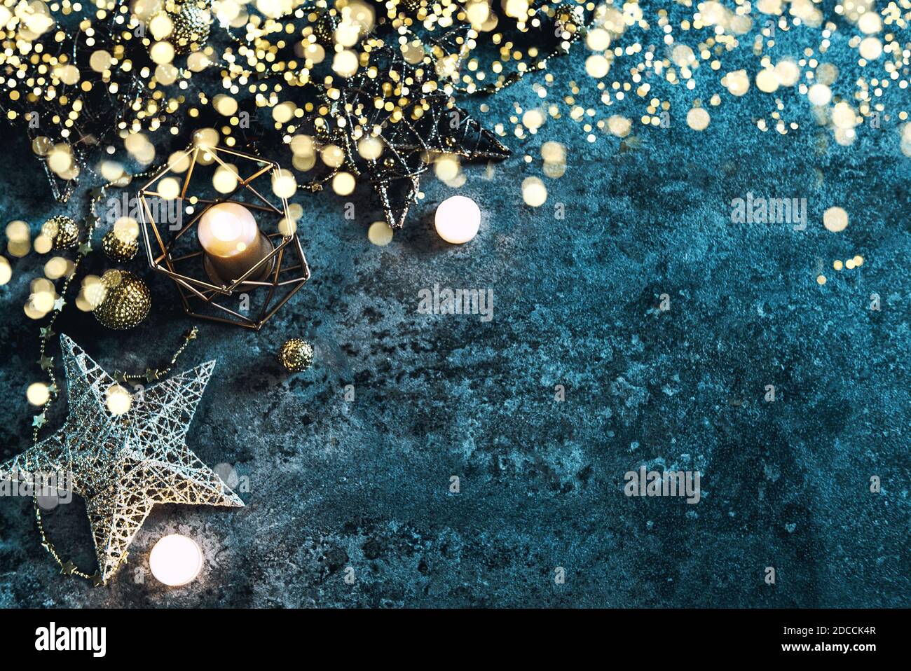Noël fond étoiles, bougies et lumières décoration Banque D'Images