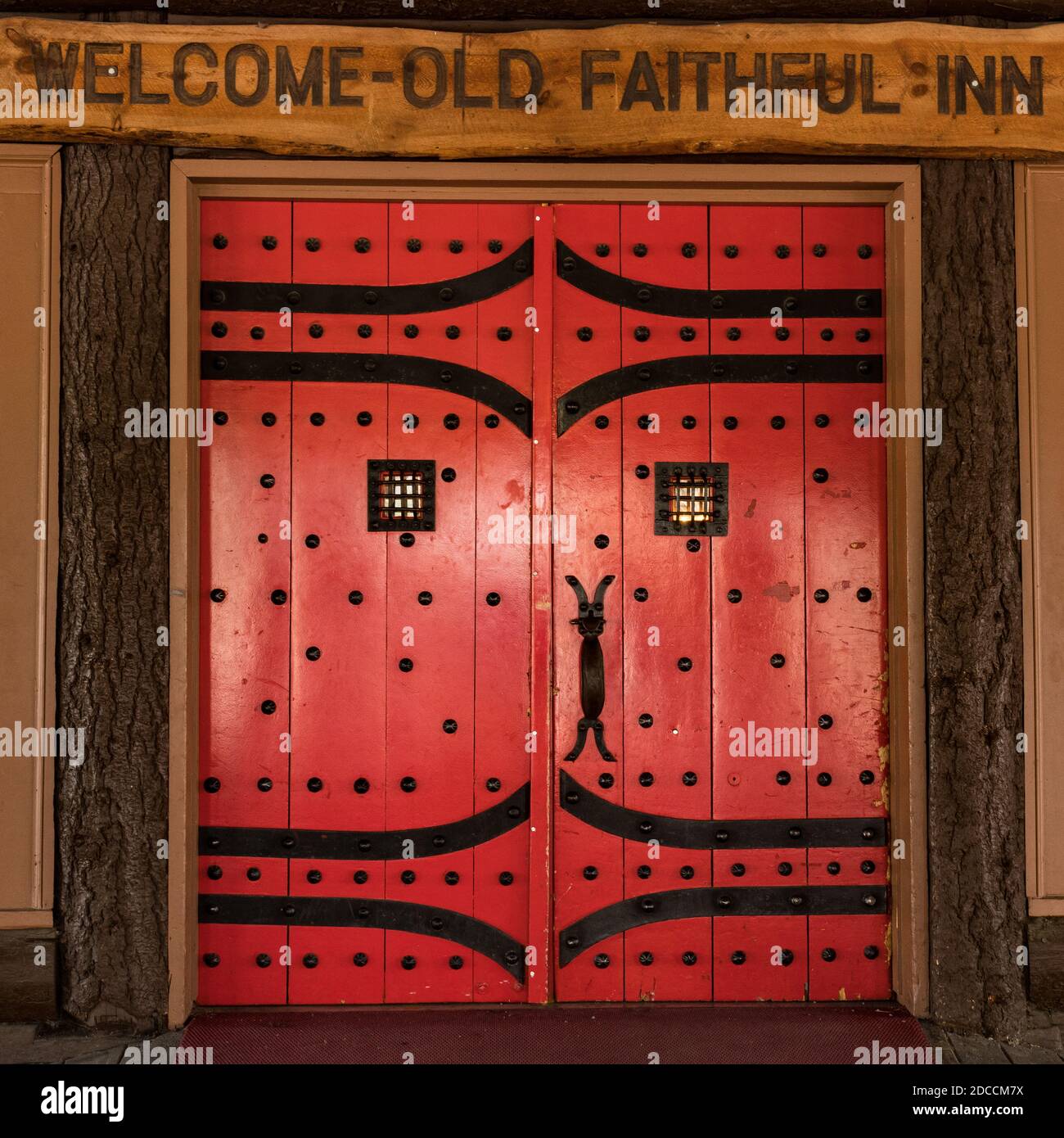 Le Old Faithful Inn a été construit en rondins à l'hiver 1903-1904 et est un site historique national. Parc national de Yellowstone, Wyoming, États-Unis. Banque D'Images