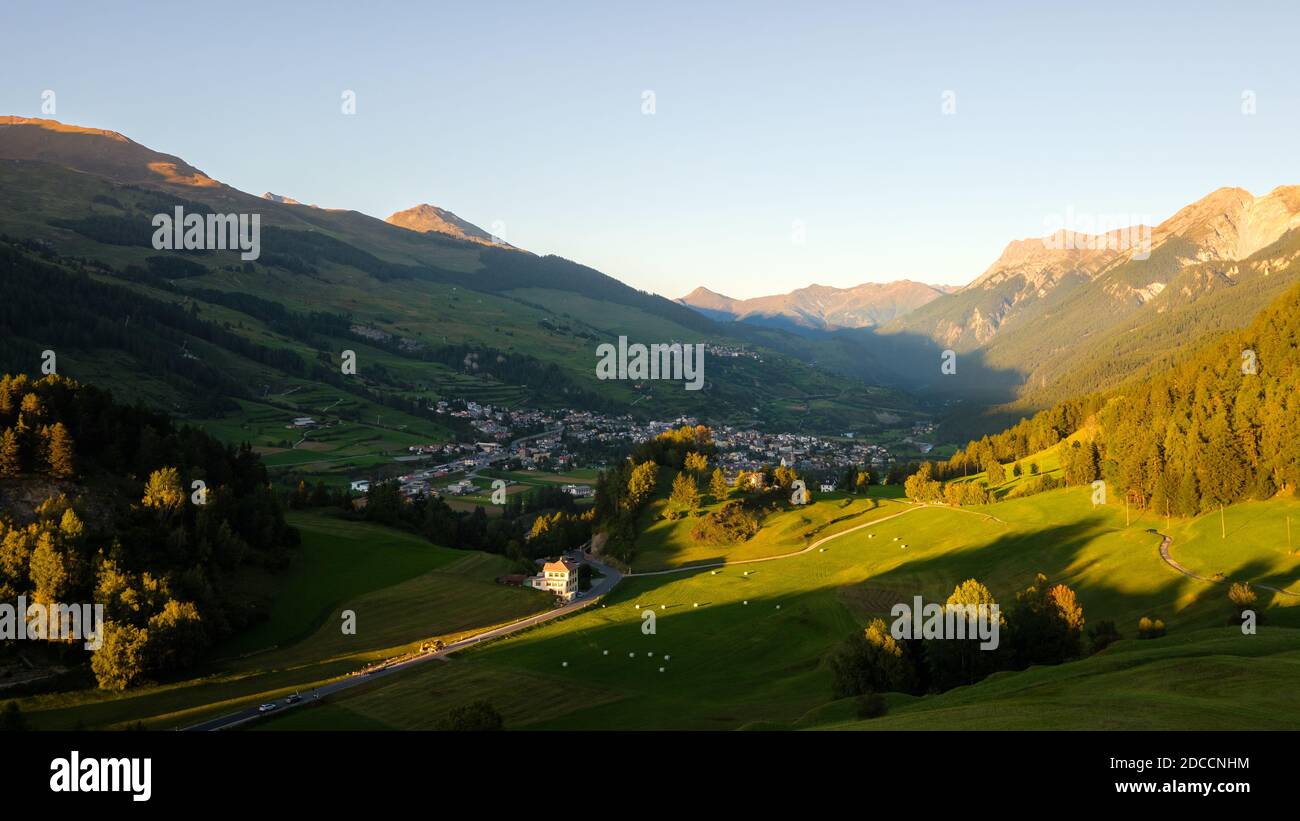 Montagnes entourant Scuol, village du canton des Grisons, Suisse. Il est situé dans la vallée inférieure d'Engadin, le long de la rivière Inn Banque D'Images