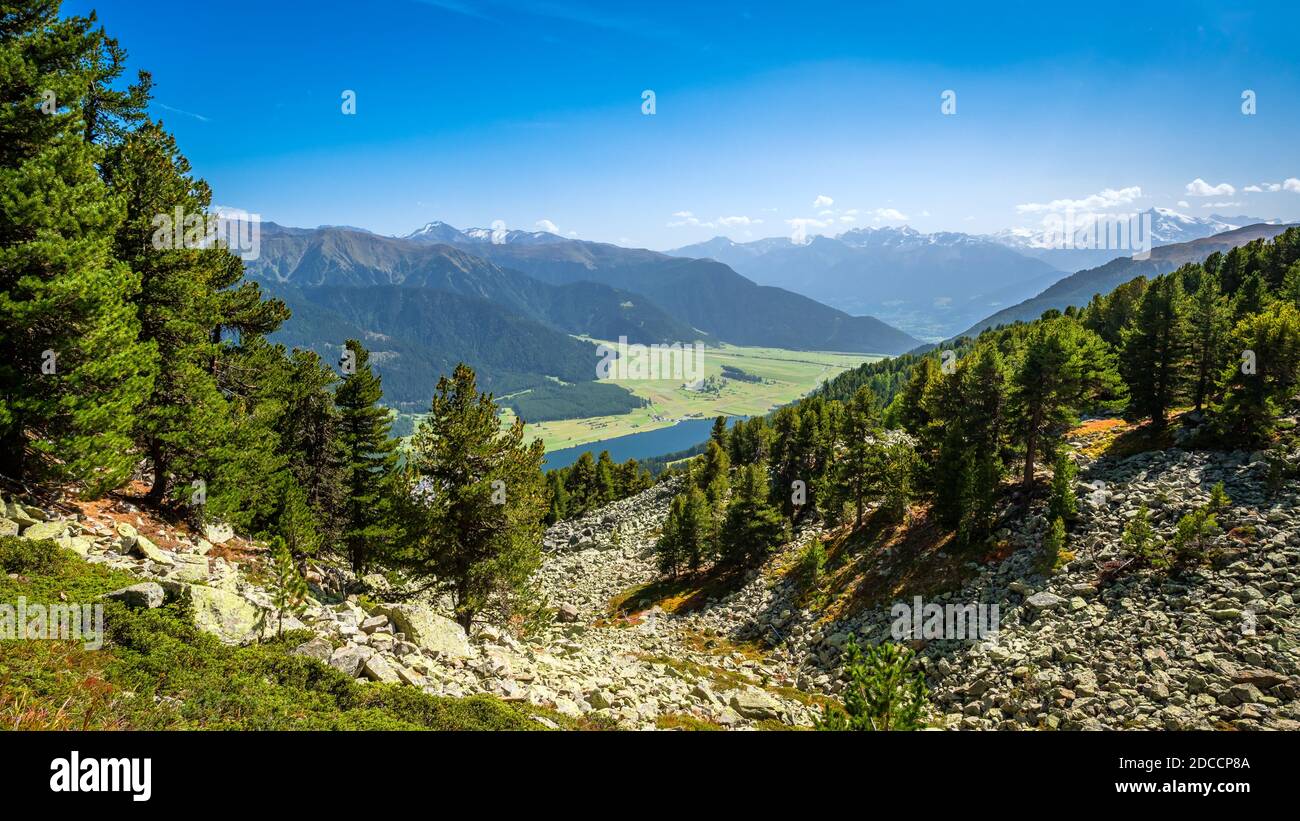 Le sentier de randonnée de Haideralm (Au-dessus de Sankt Valentin auf der Haide) à Schöneben (au-dessus de Resia) Offre une vue magnifique sur Val Venosta (Alto Adige, Italie) Banque D'Images