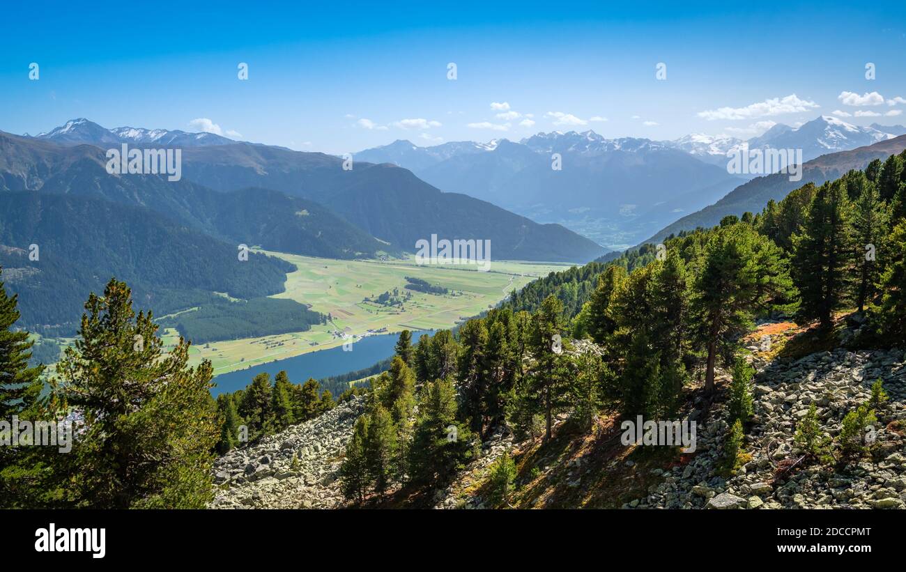 Le sentier de randonnée de Haideralm (Au-dessus de Sankt Valentin auf der Haide) à Schöneben (au-dessus de Resia) Offre une vue magnifique sur Val Venosta (Alto Adige, Italie) Banque D'Images