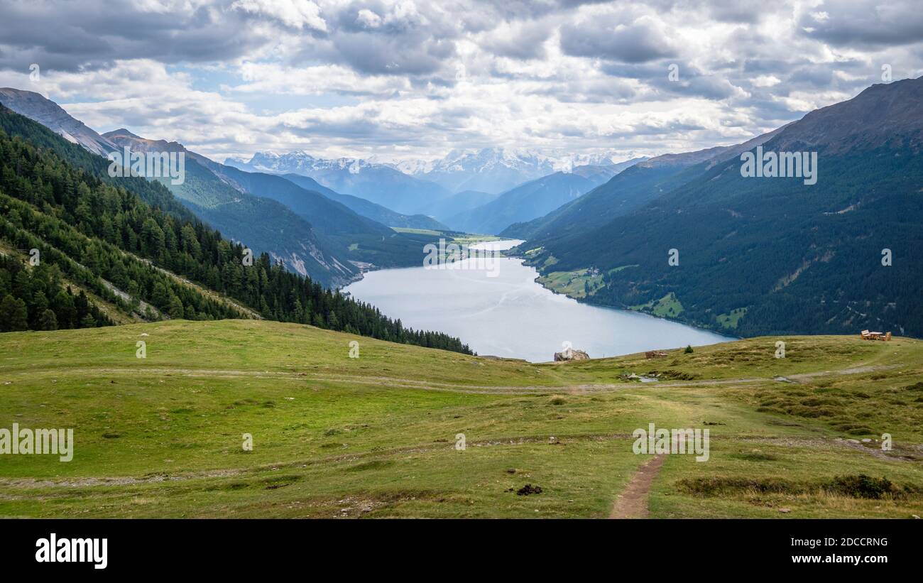 Le sentier de randonnée de Bergkastel (Tyrol, Autriche) à la tourbière en relief (allemand: Hochmoor) Plamort offre une vue magnifique sur le lac Resia et Haidersee Banque D'Images