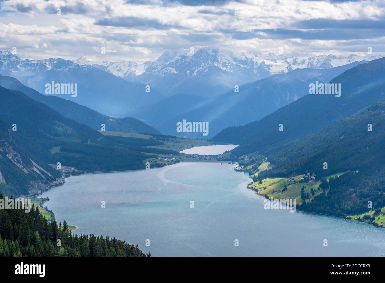Le sentier de randonnée de Bergkastel (Tyrol, Autriche) à la tourbière en relief (allemand: Hochmoor) Plamort offre une vue magnifique sur le lac Resia et Haidersee Banque D'Images
