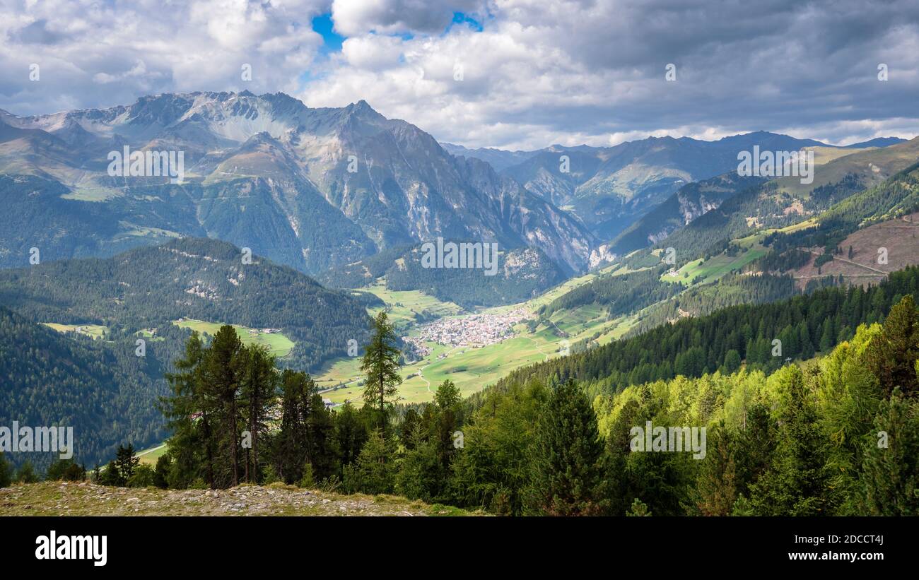 Montagnes entourant le village autrichien Nauders. L'Italie (la région de l'Alto Adige est reliée par le col de Resia) et la Suisse sont proches Banque D'Images