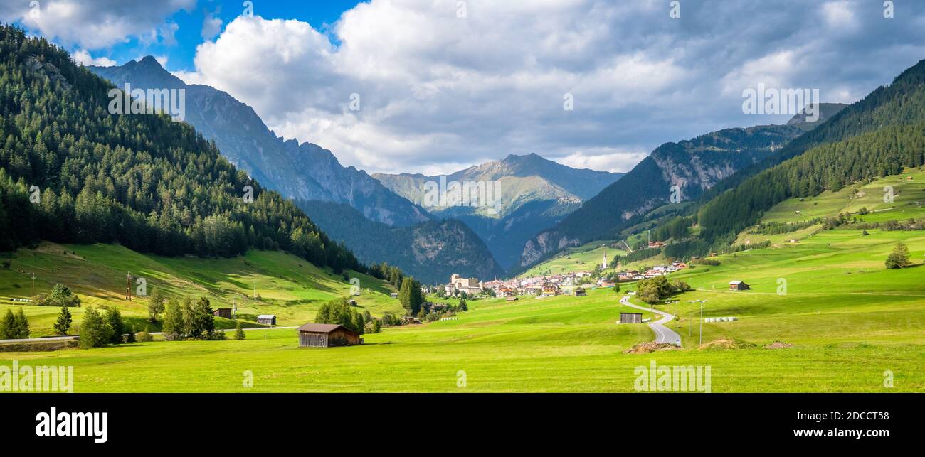 Montagnes entourant le village autrichien Nauders. L'Italie (la région de l'Alto Adige est reliée par le col de Resia) et la Suisse sont proches Banque D'Images