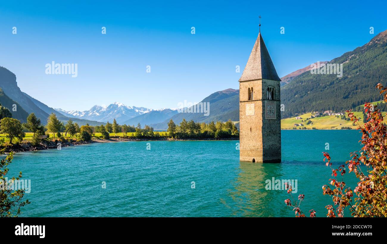 Le lac Reisa (Reschensee) en Italie est célèbre pour sa tour D'une église du XIVe siècle du village de Graun qui submergé quand le lac a été approfondi en 1950 Banque D'Images