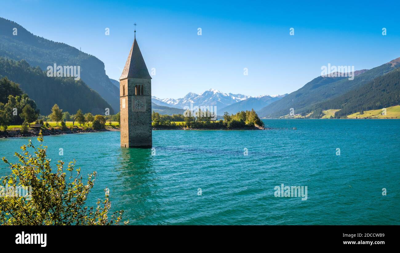 Le lac Reisa (Reschensee) en Italie est célèbre pour sa tour D'une église du XIVe siècle du village de Graun qui submergé quand le lac a été approfondi en 1950 Banque D'Images