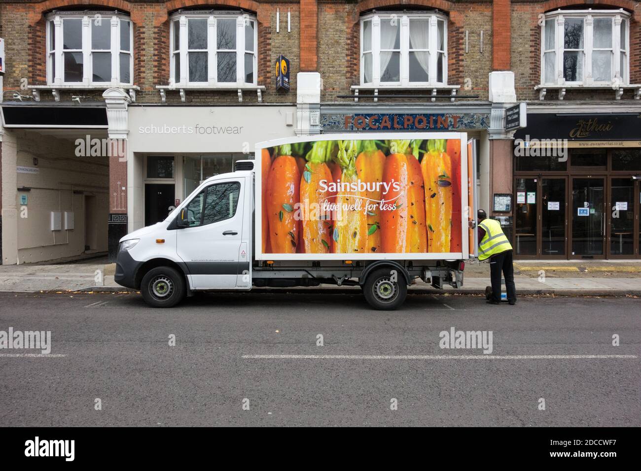 Un Sainsbury's mange bien pour moins de chauffeur de livraison à domicile et Minibus dans une rue de Londres Banque D'Images