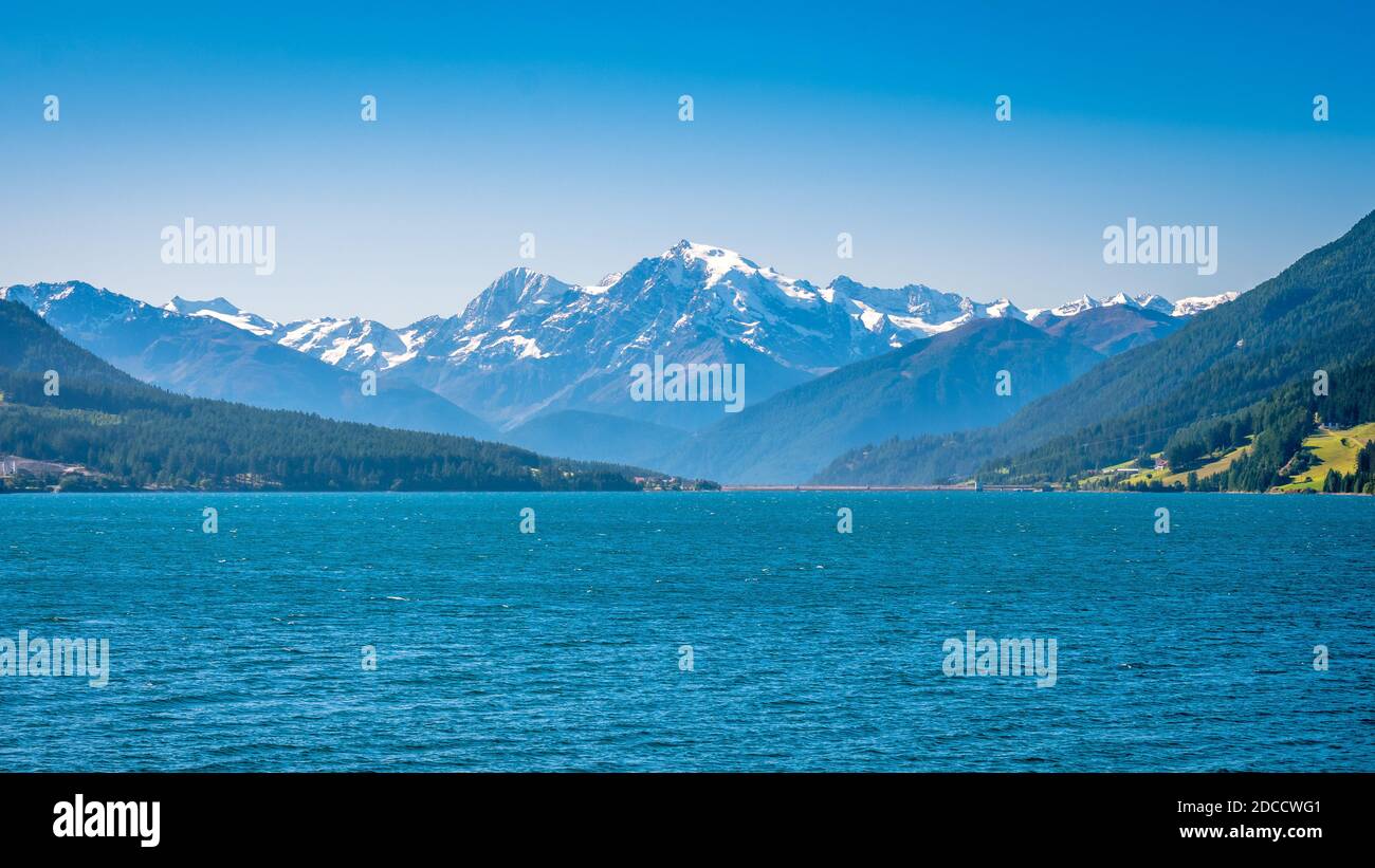 Vue sur le lac Resia (en allemand : Reschensee) et les montagnes Ortler à Val Venosta (Alto Adige, Italie). Il se trouve à côté du lac della Muta (allemand: Haidersee) Banque D'Images
