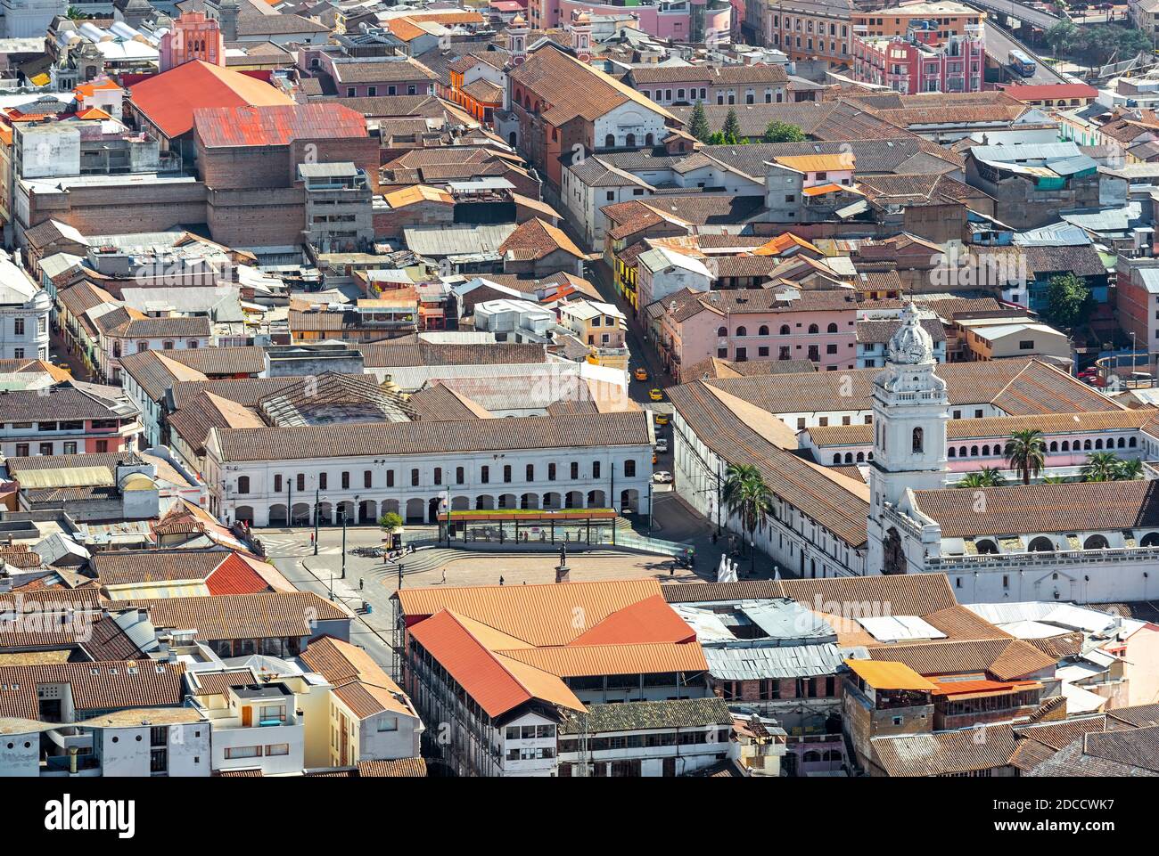 Paysage urbain aérien de la place Saint-Domingue avec la tour du couvent de Saint-Domingue, Quito, Équateur. Banque D'Images