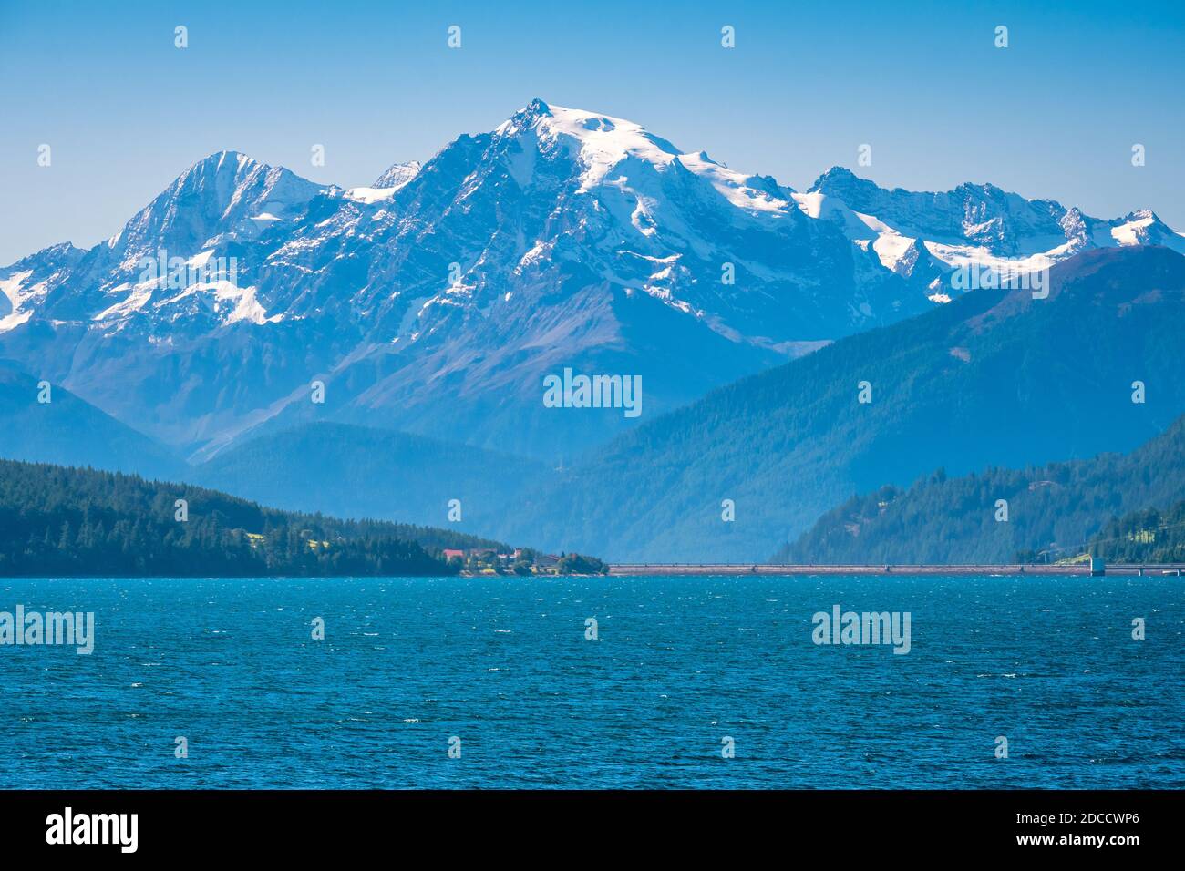 Vue sur le lac Resia (en allemand : Reschensee) et les montagnes Ortler à Val Venosta (Alto Adige, Italie). Il se trouve à côté du lac della Muta (allemand: Haidersee) Banque D'Images