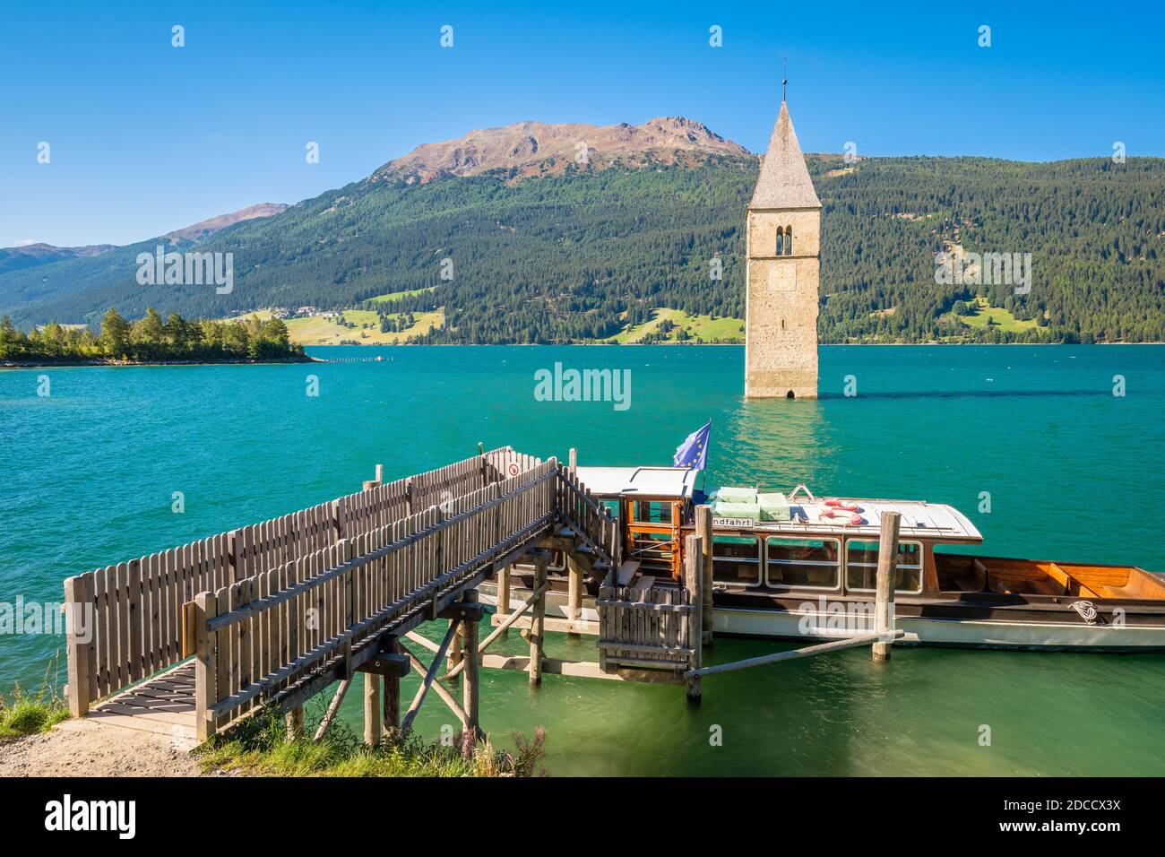 Le lac Reisa (Reschensee) en Italie est célèbre pour sa tour D'une église du XIVe siècle du village de Graun qui submergé quand le lac a été approfondi en 1950 Banque D'Images