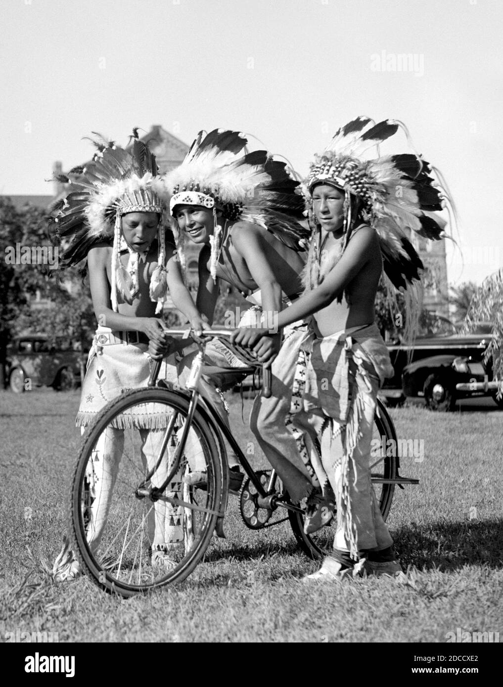 Les Américains autochtones partagent le vélo, 1938 Banque D'Images