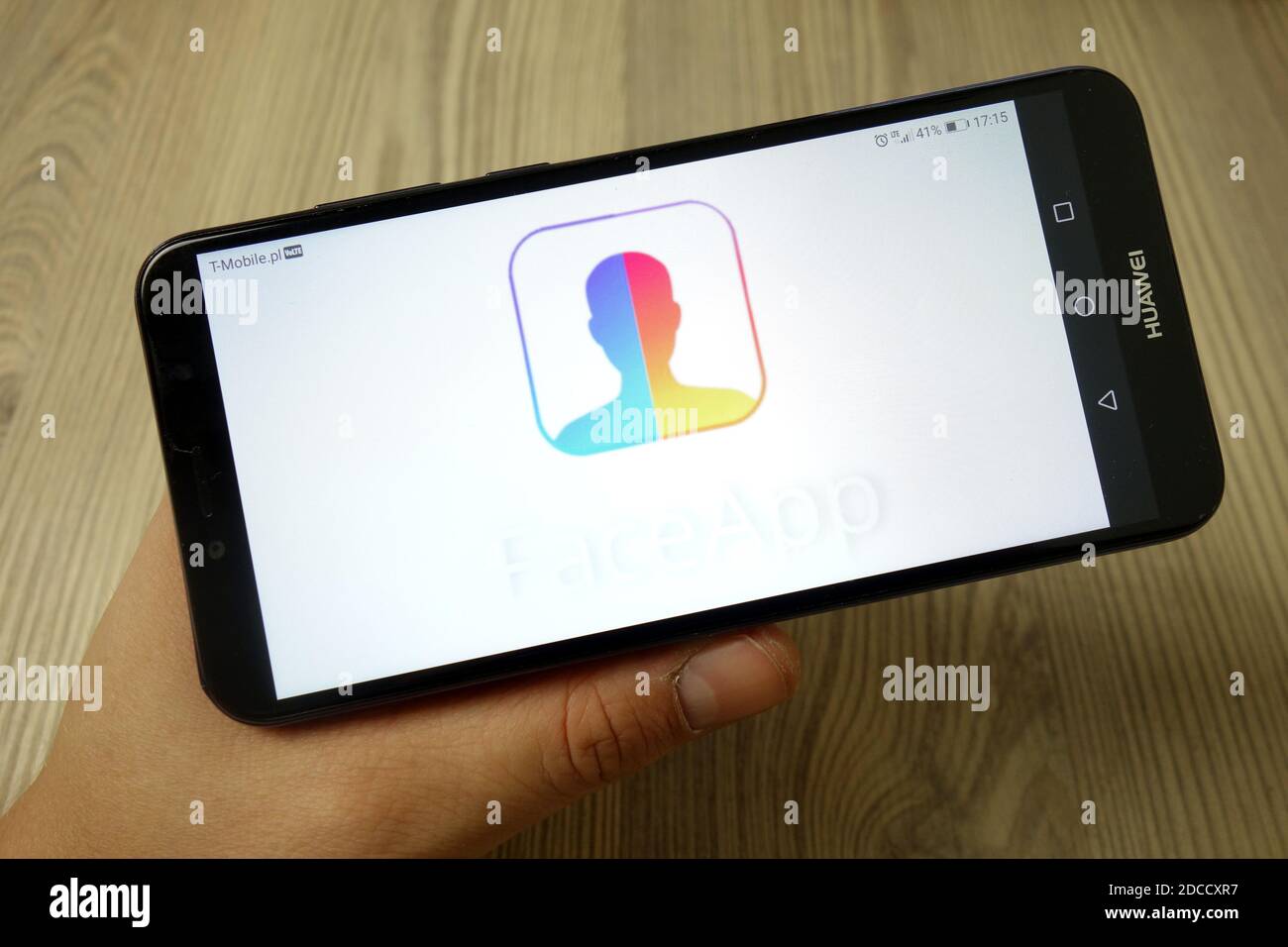 KONSKIE, POLOGNE - 19 novembre 2019 : logo de FaceApp affiché sur le téléphone mobile Banque D'Images