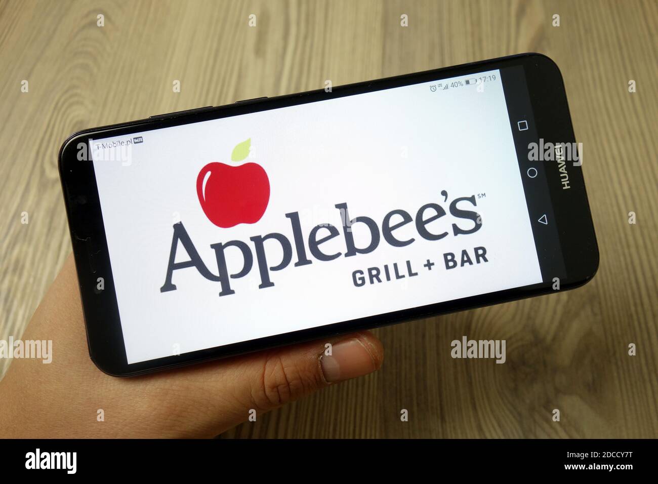 KONSKIE, POLOGNE - 19 novembre 2019 : logo de la chaîne de restaurants Applebees affiché sur le téléphone mobile Banque D'Images