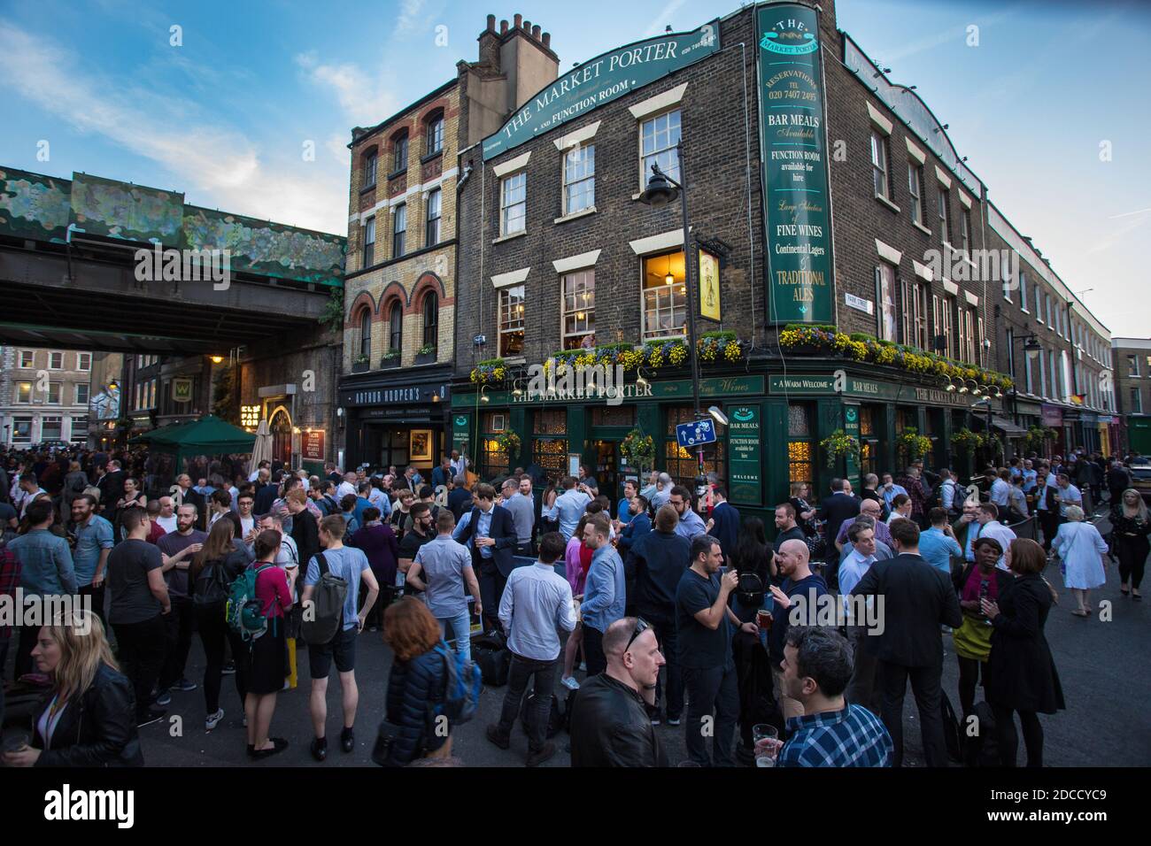 Les personnes qui boivent en dehors du marché Porter Pub, Borough Market, London, England Banque D'Images
