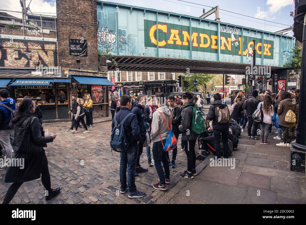 Camden Market, Camden Lock zone avec une peinture sur le pont de chemin de fer au-dessus de Camden High Street célèbre pour son marché de rue à Londres. Banque D'Images