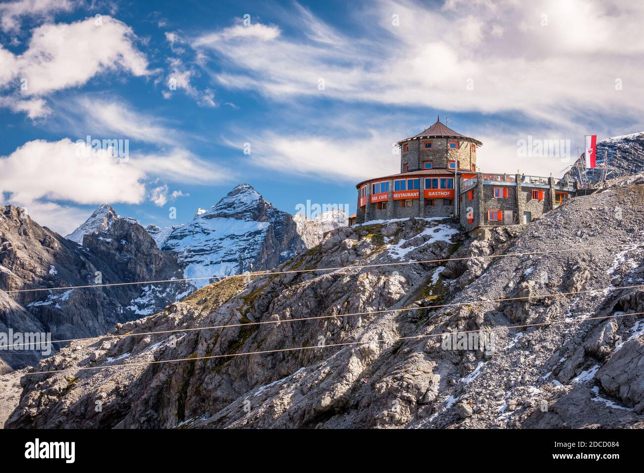 Col du Stelvio, Italie - 18 septembre 2019 : restaurant sur le col du Stelvio, un col de montagne du Tyrol du Sud qui relie le col de l'Umbrail suisse Banque D'Images