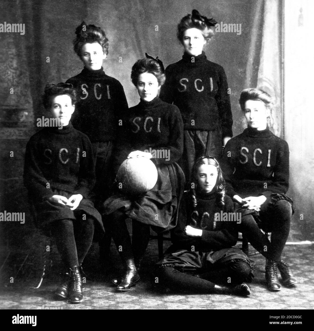 Alice Evans avec l'équipe de basketball, 1901 Banque D'Images