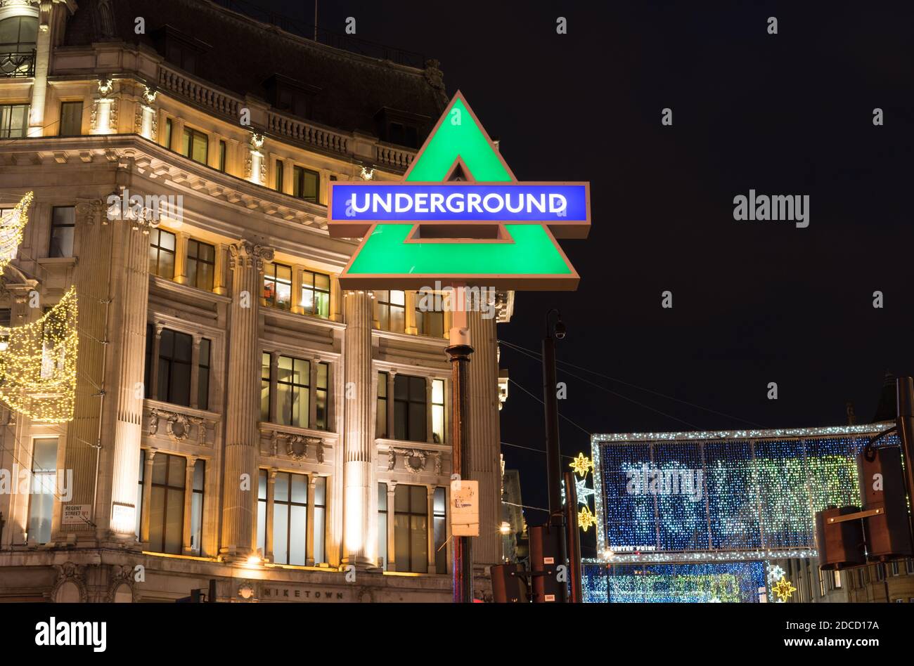 Événement promotionnel sur le lancement de la PlayStation 5 à la station de métro Oxford Circus. Triangle vert. Londres - 19 novembre 2020 Banque D'Images