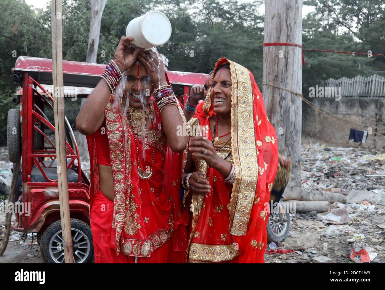 Une femme hindoue dévot prend un bain avant d'offrir ses prières au Dieu 'sun' à l'occasion de la fête de Chhat Puja.Chhath Puja, également connu sous le nom de Surya Pooja (culte du soleil), Est observé dans l'est de l'Inde où l'hommage est rendu aux dieux du soleil et de l'eau. En raison des restrictions de l'envid19, les dévotés célèbrent le festival Chhath Puja dans leurs foyers après que la haute Cour de Delhi ait interdit le festival. Banque D'Images