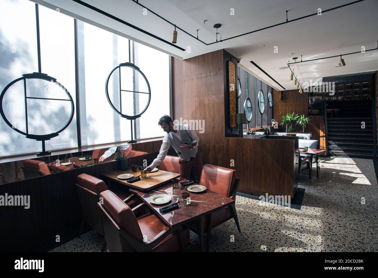 Restaurant londonien avec serveur préparant tabel Banque D'Images