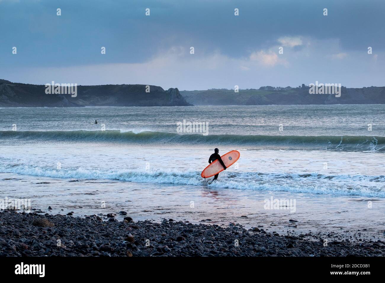 Plage d'Oxwich, surfeur en planche de surf en hiver Banque D'Images