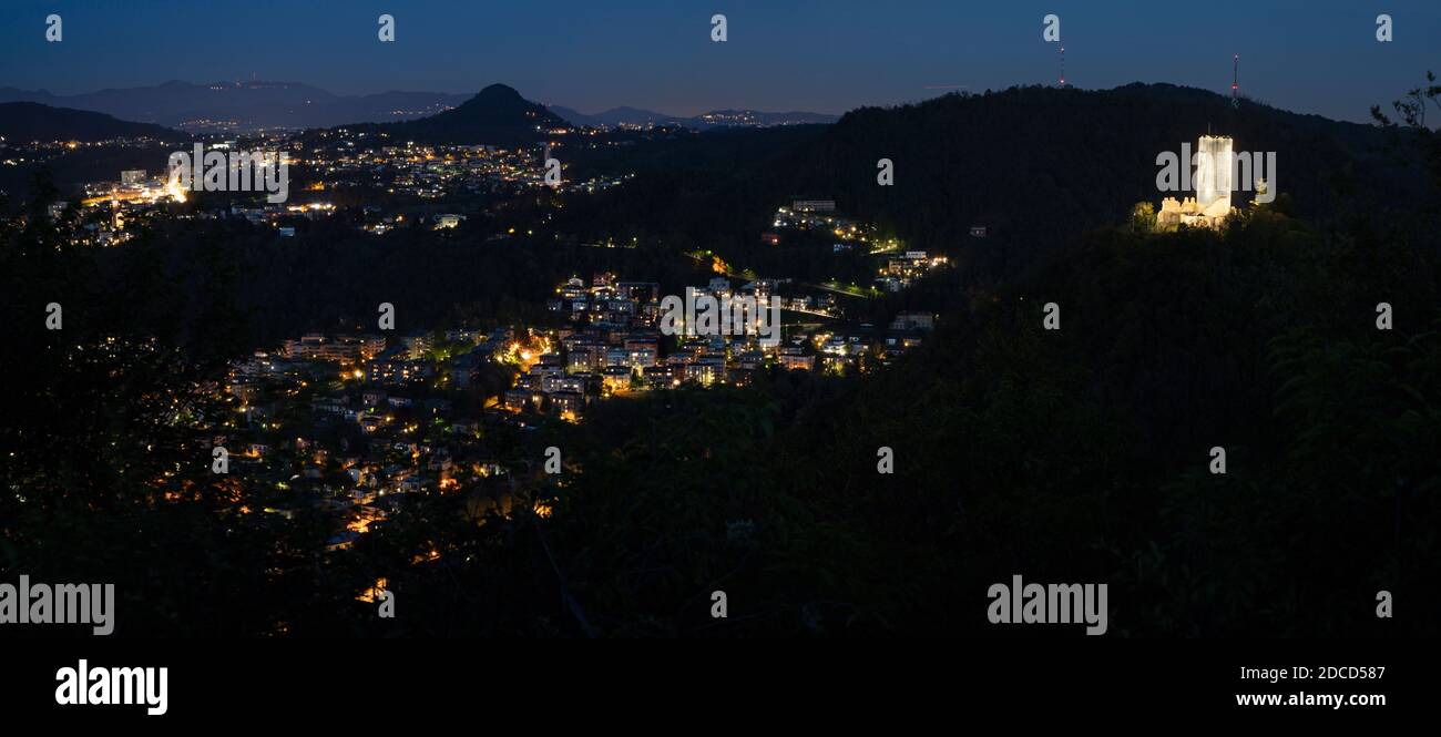 Côme - le château de Cestello Baradello et la ville parmi les montagnes au crépuscule. Banque D'Images