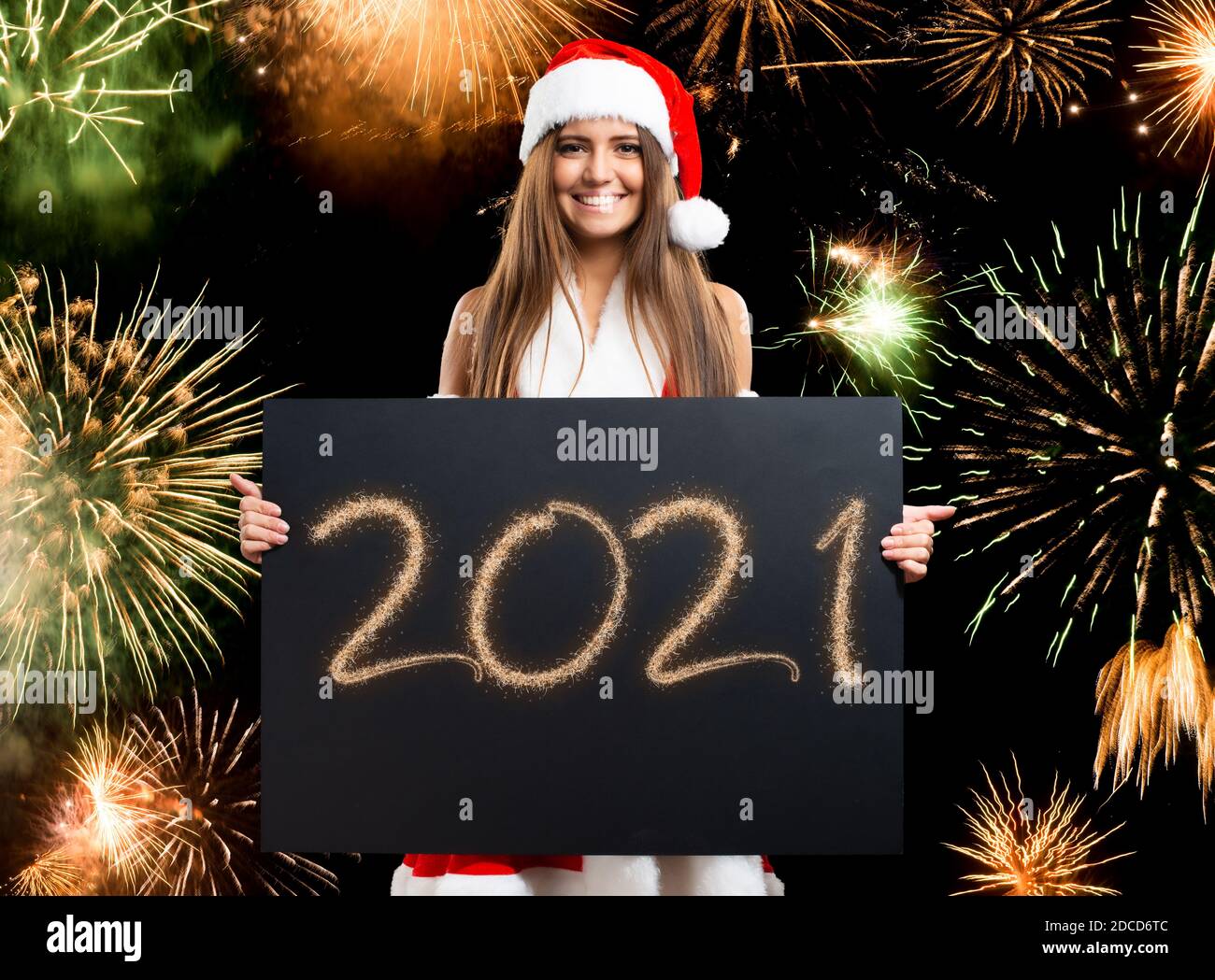 Concept de Noël et du nouvel an, femme tenant une carte de vœux 2021 heureux Banque D'Images