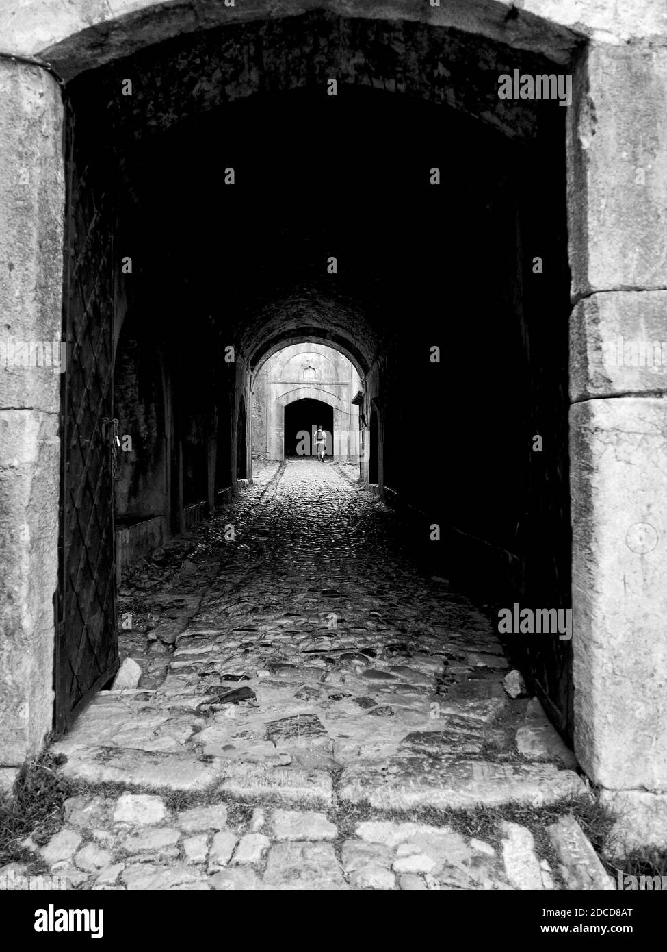 Monochrome gros plan du tunnel sombre vers nulle part avec des pavés. Grand espace de copie. Photo de haute qualité Banque D'Images