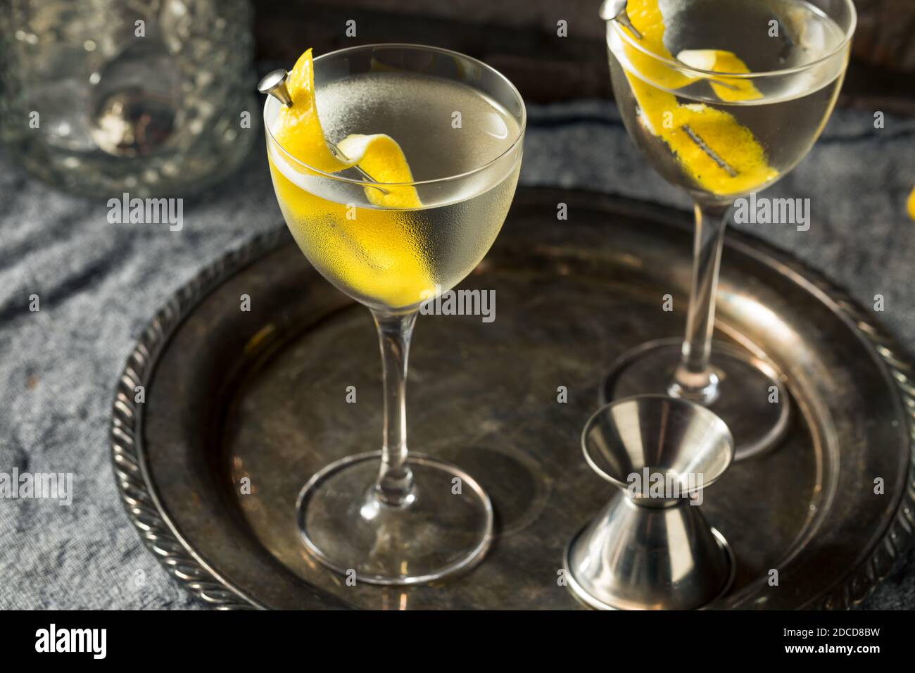 Martini de bain sec au citron avec vermouth Banque D'Images
