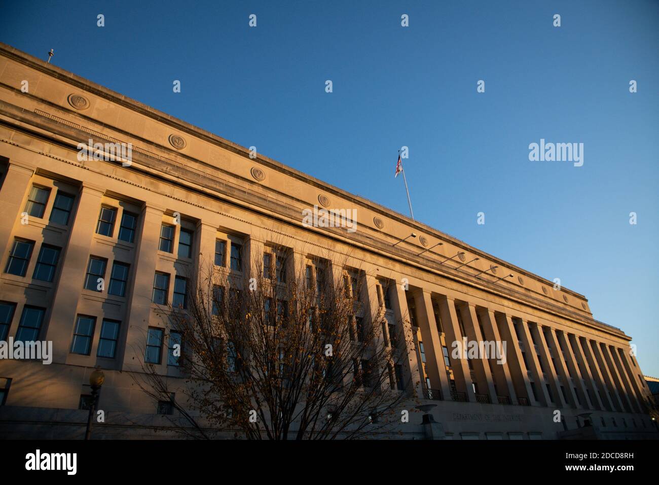 Washington, États-Unis. 20 novembre 2020. Un point de vue général du département de l'intérieur des États-Unis à Washington, DC, le 20 novembre 2020, dans le contexte de la pandémie du coronavirus. Alors que le nombre de cas confirmés de la COVID-19 grimpe avec la croissance exponentielle du pays, le président Donald Trump continue de refuser à l'équipe de transition de Biden l'accès au financement et aux données du gouvernement. (Graeme Sloan/Sipa USA) Credit: SIPA USA/Alay Live News Banque D'Images