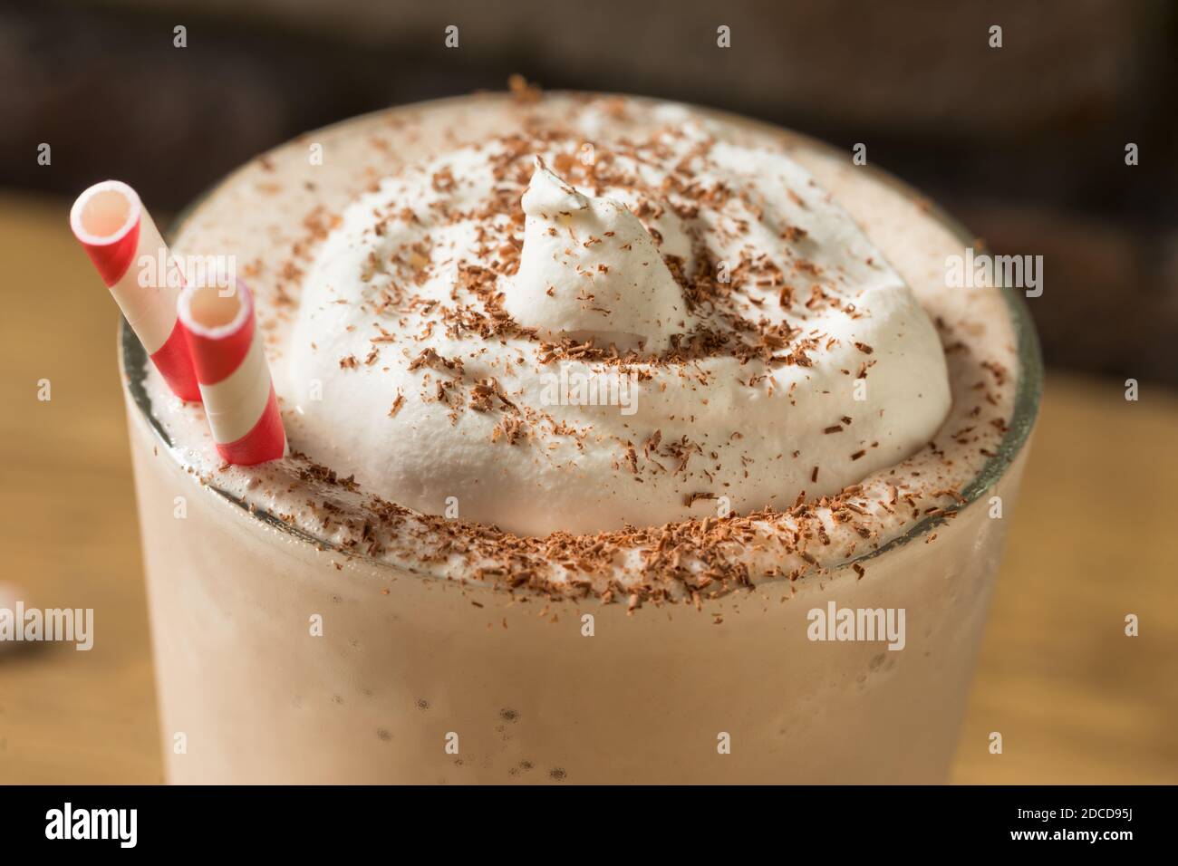 Milk-shake maison à la crème glacée au chocolat et à la crème fouettée Banque D'Images