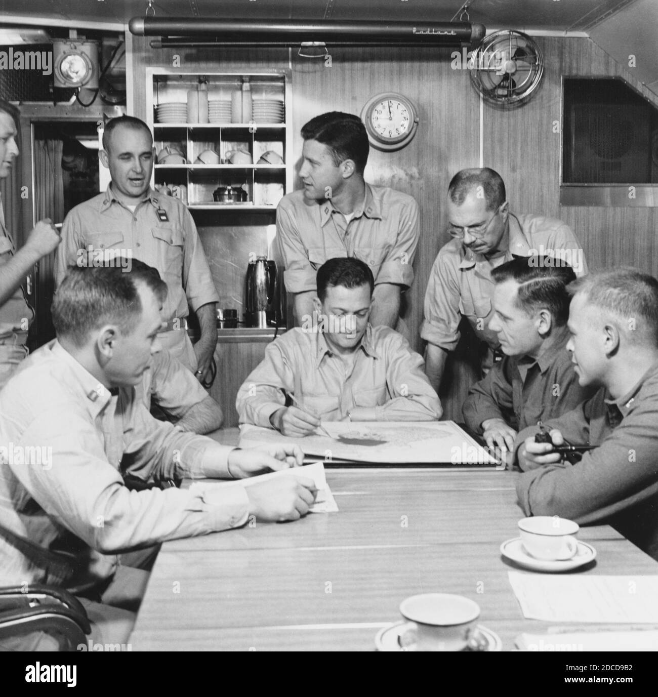 USS Nautilus, commandant Anderson Briefs officiers, 1958 Banque D'Images
